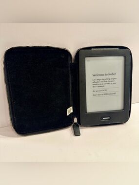 Kobo Touch N905 6" Touchscreen eReader Black W Zippered Case and Charging Cord